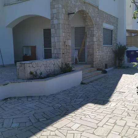 Villa fronte mare con 2 posti auto e giardino Villa *