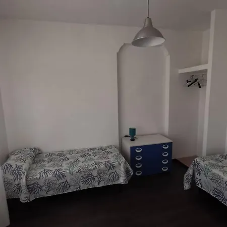 Villa fronte mare con 2 posti auto e giardino *