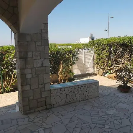 Villa fronte mare con 2 posti auto e giardino Villa Gaeta