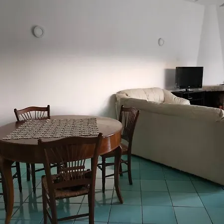 Villa fronte mare con 2 posti auto e giardino *