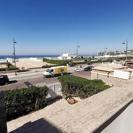 Villa fronte mare con 2 posti auto e giardino *