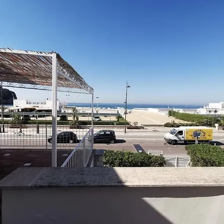 Villa fronte mare con 2 posti auto e giardino *