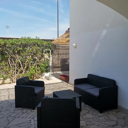 Villa Villa fronte mare con 2 posti auto e giardino