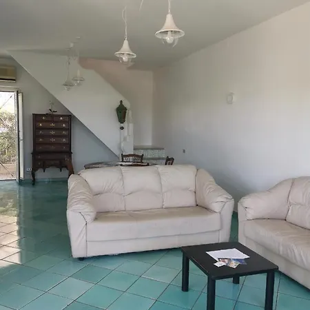 Villa fronte mare con 2 posti auto e giardino