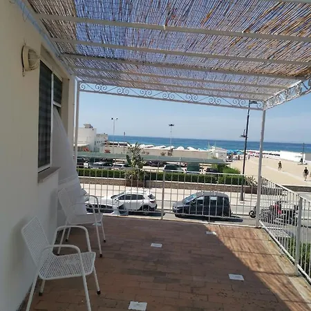 Villa fronte mare con 2 posti auto e giardino Villa *